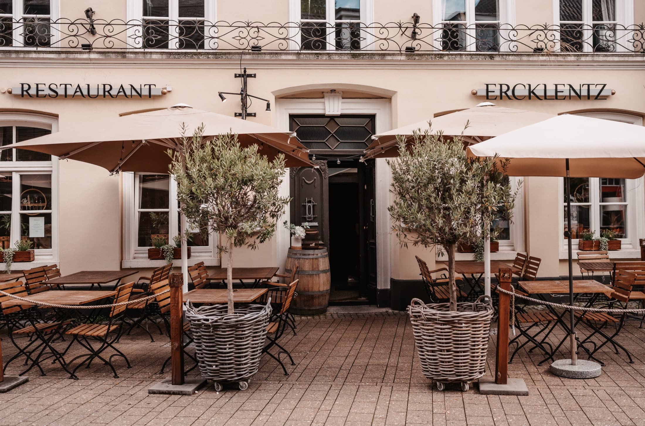 Außenansicht des Restaurant Ercklentz mit Terrasse in Kempen